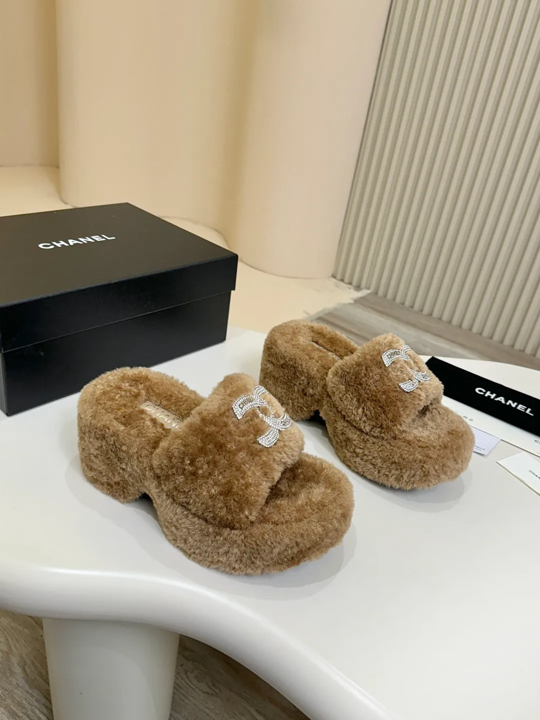 👟👟Ex-factory price 480👟👟 Chanel CHANEL thick-soled fur flip flops｜Finally waited for this pair of celebrity show style same style🧚♀️ The upper is covered with soft and waxy lamb wool, with classic double C diamond buckle👟👟The texture is full of texture. As soon as you put it on, your sense of luxury will instantly soar. The inner lamb wool fabric is as comfortable as stepping on clouds☁️ Thickened rubber soles, 8cm at the heel, 6.5cm at the forefoot, with raised bars, easy to wear with long legs~ The wedge heel design is super easy to walk, lazy and fashionable. It is very elegant for daily outings and date wear. It is a must-have and versatile artifact for this autumn and winter, waiting for you~ #chanel slippers #Celebrity Style #Advanced Wearing Fabric: Lamb 🐑 Wool Lining: Lamb 🐑 Wool Feet: lamb 🐑 hair Outsole: wear-resistant and non-slip rubber outsole Size: 35–40